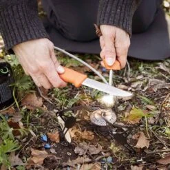 Light My Fire Fireknife 2-i-1 Kniv & Tennstål -Osprey Salgsbutikk 7 swedish fireknife in use