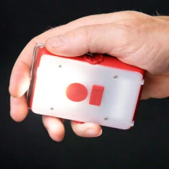 Start+ Solcellelykt -Osprey Salgsbutikk BRIGHT Start solcellelykt i hand