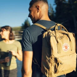 Kånken Ryggsekk -Osprey Salgsbutikk Fjellreven Kanken Ryggsekk modell herre stemning
