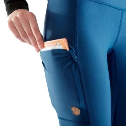 Abisko Trekking Turtights Dame -Osprey Salgsbutikk Fjellreven Abisko Trekking Turtights Dame modell kartlomme detalj