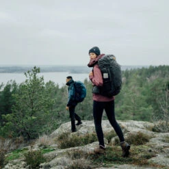 Abisko Trekking Turtights Dame -Osprey Salgsbutikk Fjellreven Abisko Trekking Turtights Dame modell ute paa tur