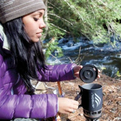 Jetboil ZIP Stormkjøkken (0,8 Liter) -Osprey Salgsbutikk Jetboil Zip Stormkjokken Carbon modell ute paa tur