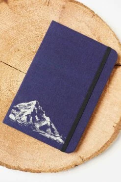 United By Blue Signature Traveler Journal -Osprey Salgsbutikk Journal navy 01 2000x 14990190 540f 4d4e a3cb 0448b6af82ce
