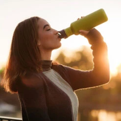 Klean Kanteen Classic 800ml Drikkeflaske (m/Sport Cap) -Osprey Salgsbutikk Klean Kanteen Classic 800ml Drikkeflaske Green Apple modell drikker