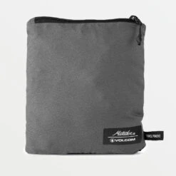 Matador Packable Towel Poncho Skifteponcho -Osprey Salgsbutikk Matador X Volcom Packable Towel Poncho Skifteponcho Grey pakket
