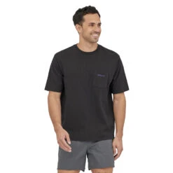 Patagonia Boardshort Logo Pocket Responsibili-Tee (Herre) -Osprey Salgsbutikk Patagonia Boardshort Logo Pocket Responsibili Tee Ink Black modell front