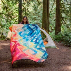 Rumpl The Original Puffy Blanket Turpledd (Geo) -Osprey Salgsbutikk Rumpl The Original Puffy Blanket Turpledd Geo modell telt