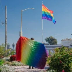 Rumpl The Original Puffy Blanket Turpledd (Rainbow Fade) 21 Rumpl The Original Puffy Blanket Turpledd (Rainbow Fade) -Osprey Salgsbutikk TPPB RF1 1 RAINBOW FADE OG PUFFY 1P STUFFSACK LIFESTYLE2 web res