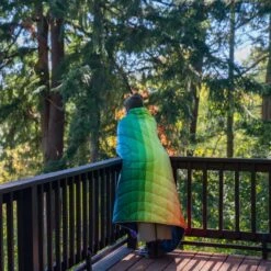 Rumpl The Original Puffy Blanket Turpledd (Rainbow Fade) 22 Rumpl The Original Puffy Blanket Turpledd (Rainbow Fade) -Osprey Salgsbutikk X 211015 Lifestyle OGPuffy RainbowFade SamsonHatae 007