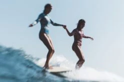 She Surf - The Rise Of Female Surfing -Osprey Salgsbutikk p.004 PhotoDanePeterson SheSurf gestalten2020Kopie 2000x 9ed6e0e1 de94 44ff 8bf2 94bd61b4d032
