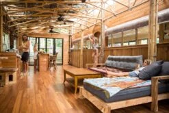 Surf Shacks Vol 2 - A New Wave Og Coastal Living -Osprey Salgsbutikk p.174 PhotoJessBianchi SurfShacksVol2 Indoek gestalten2020 2000x fbbc2168 96b5 41b3 96ec f5fd28e78436