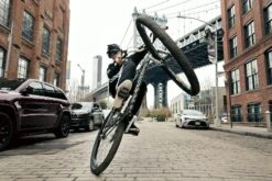 Urban Playgrounds -Osprey Salgsbutikk p 220 UrbanPlaygrounds gestalten2022 NoUsageWithoutCredits 2000x png